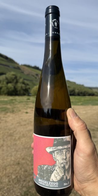 <br>Artikel-Nr.: 24-22-ART<br>2024 Braunebeger Juffer Riesling KABINETT (fruchtig-süß) ART-Edition by MOSEL-LOFT - (Künstler: Holger Freihöfer - limitiert asuf 24 Fl. ) - noch 12 Flaschen verfügbar!<br>